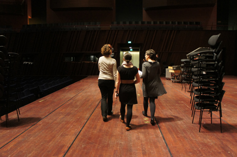 Anne-Elisabeth sur la scène du GA avec les membres de l&#039;agence qui représente l&#039;Australian Chamber Orchestra lors de leur tournée européenne