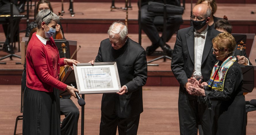 Überreichung der Urkunde an Leopold Hager durch Sam Tanson | Foto: Alfonso Salgueiro